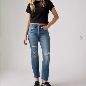 Levi’s wedgie straight fit jeans
Medium wash